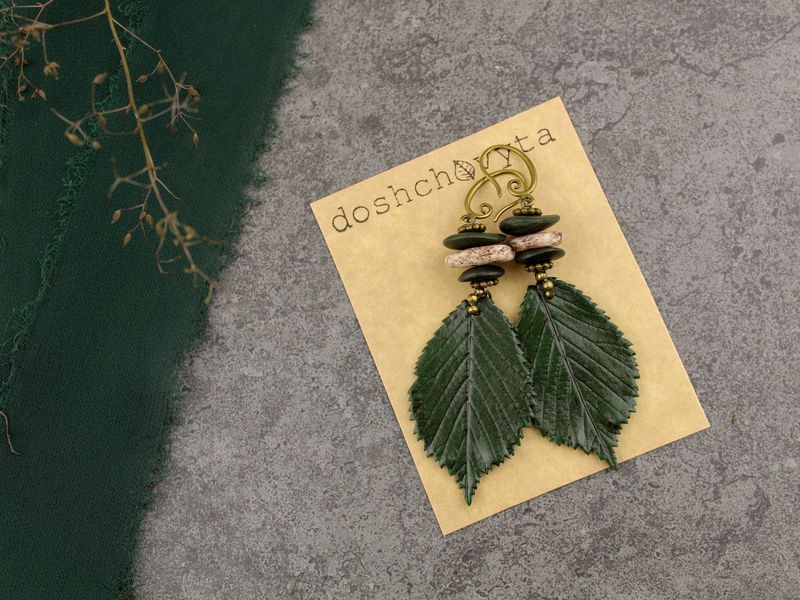 Довгі сережки із зеленим листям вільхи  1001 фото