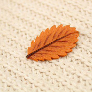 Брошка з маленьким помаранчевим листям 3018 фото